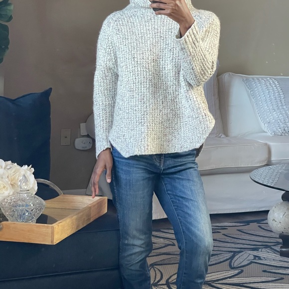 Free People Turtle Neck Cream Color Tinged of Blue Red Threads Sweater. Size S/P - Picture 4 of 9